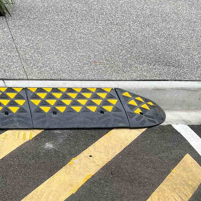 Kerb Ramp Rubber High-Vis Reflectors End - 150mm High