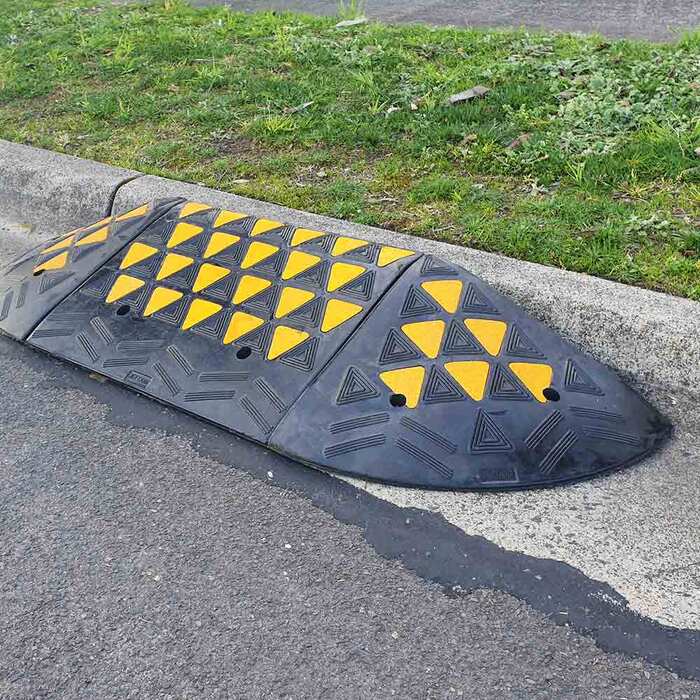 Kerb Ramp Rubber High-Vis Reflectors End - 200mm High